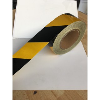 Bandă de semnalizare a pericolului - adezivă și reflectorizantă, hașurată cu galben și negru